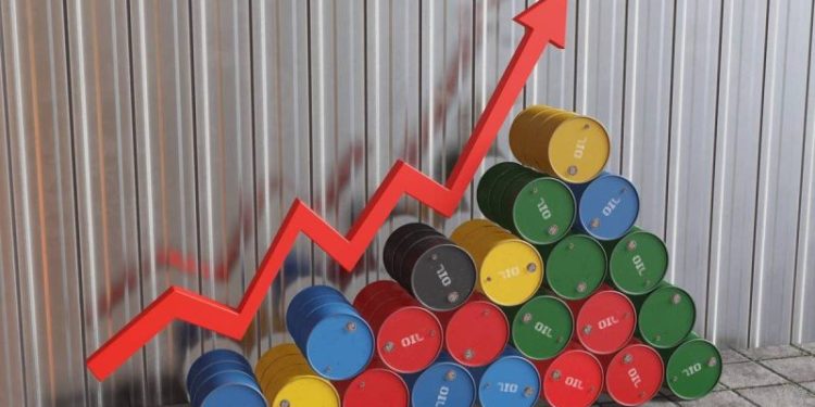 Oil Tops US$100 as Iran Conflict Threatens Strait of Hormuz Supply Route